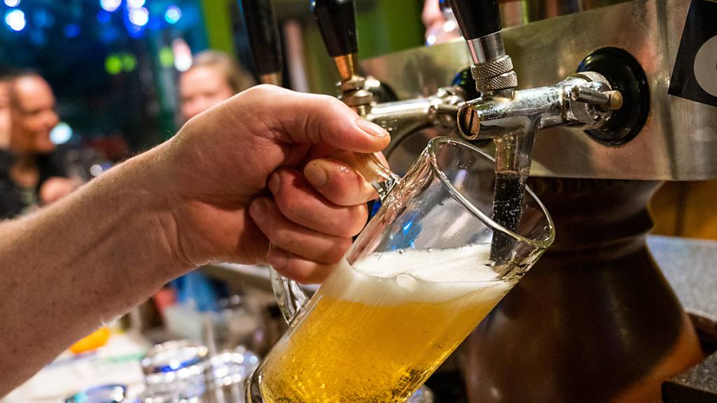 Bei der Brauerei Feldschlösschen haben im Coronajahr 2020 die Schliessungen von Restaurants abgesagte Anlässe eingeschenkt. Der Bierverkauf knickte ein. (Archivbild)