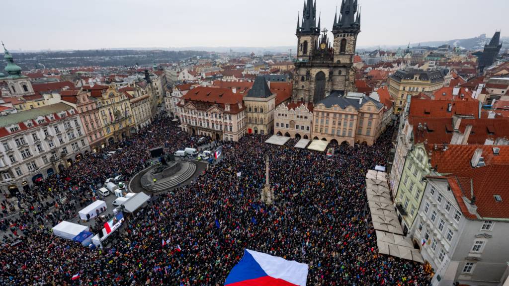 Zehntausende Tschechen demonstrieren für Präsident Pavel