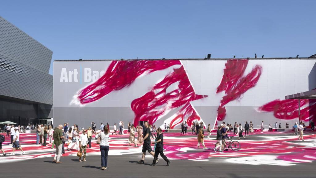 Für die Organisatoren eines der Highlights der Art Basel 2025: Katharina Grosses Farb-Intervention auf dem Messeplatz Basel, wodurch die Künstlerin laut den Organisatoren «eine lebendige, immersive Umgebung schuf».