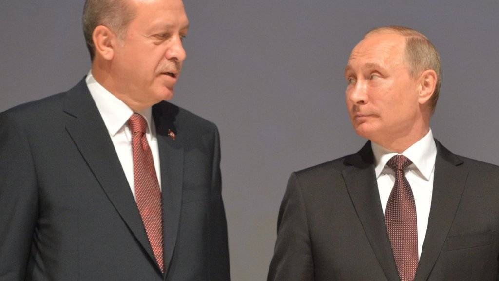 War doch nicht bös gemeint, mögen sich der «Sultan» Erdogan (links) und «Zar» Putin gedacht haben, wie der türkische und der russische Staatschef von Spöttern bezeichnet werden. Offiziell versöhnt haben sich die beiden am Montag in Istanbul - nachdem sie sich im Sommer gegenseitig beleidigt hatten.