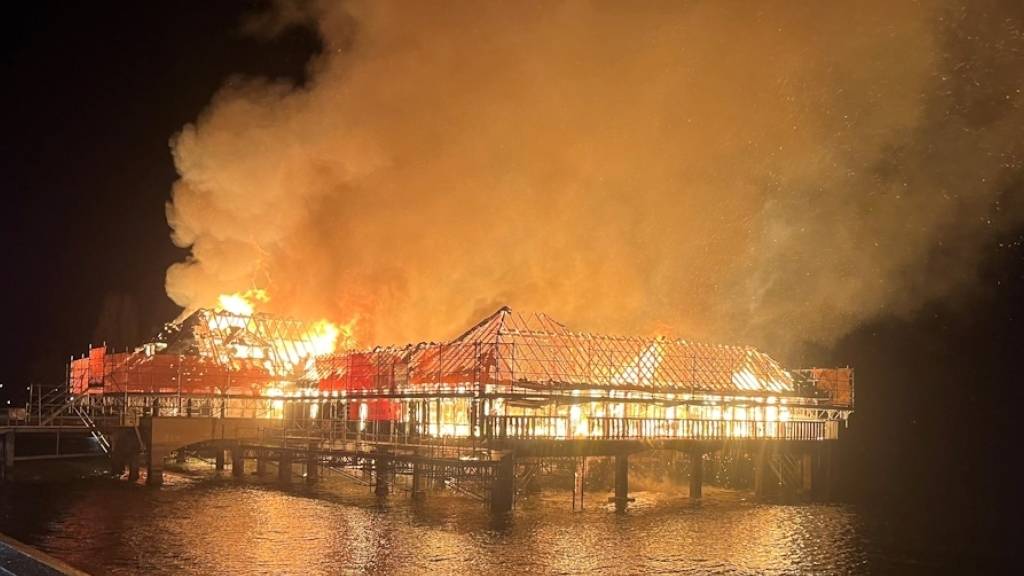 Das historische Rorschacher Badehaus «Badhütte» stand am frühen Montagmorgen in Vollbrand.
