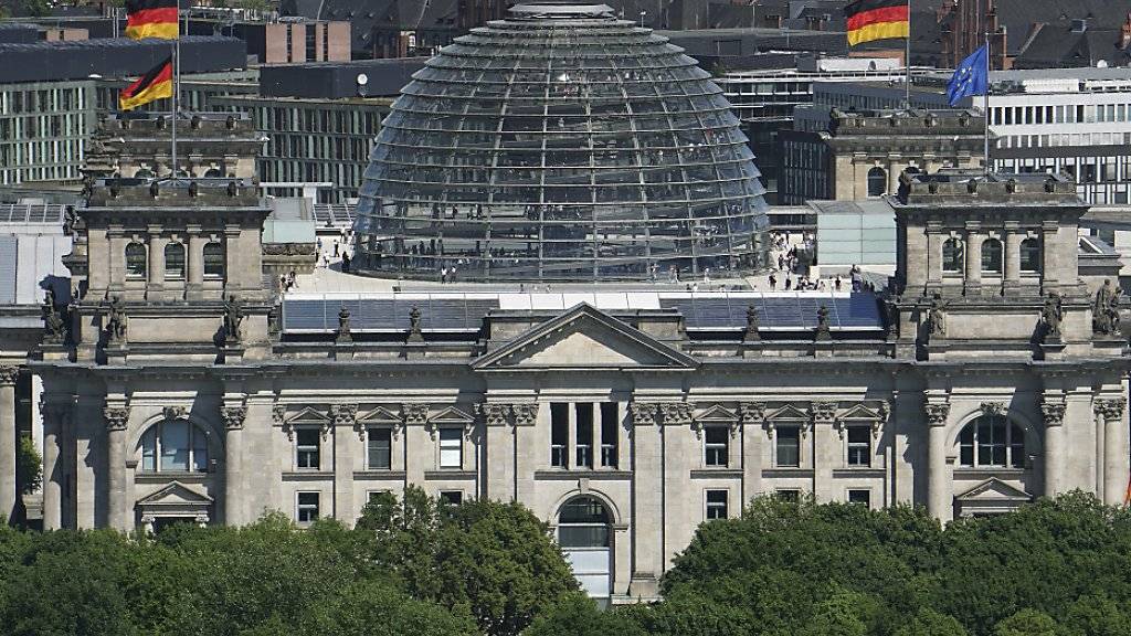 Die Linke und SPD legen jeweils einen Prozentpunkt in der Wählergunst in Deutschland zu. (Symbolbild Reichstag)