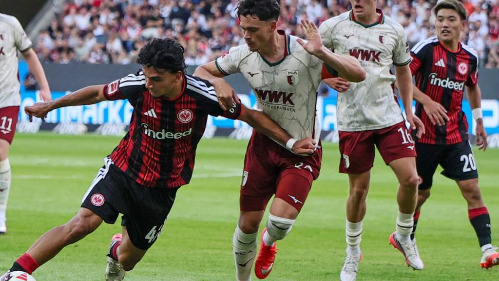 Fabian Rieder kämpft mit Can Uzun um den Ball