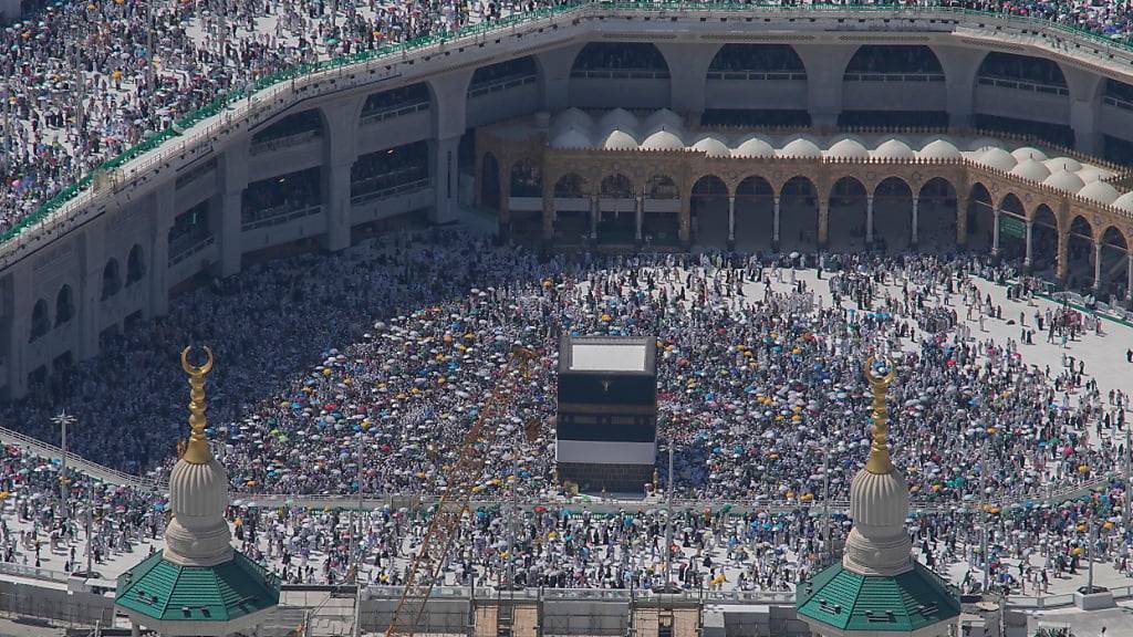 ARCHIV - Muslimische Pilger umrunden die Kaaba, das kubische Gebäude der Großen Moschee, während der jährlichen Hadsch-Pilgerfahrt. Foto: Rafiq Maqbool/AP/dpa