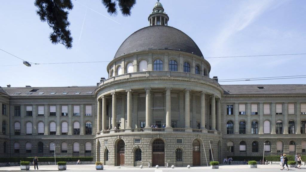 Die ETH - im Bild das Hauptgebäude in Zürich - muss sparen, weil der Bund in den Jahren 2017 bis 2020 weniger Geld als beantragt zur Verfügung stellen will. (Archivbild)