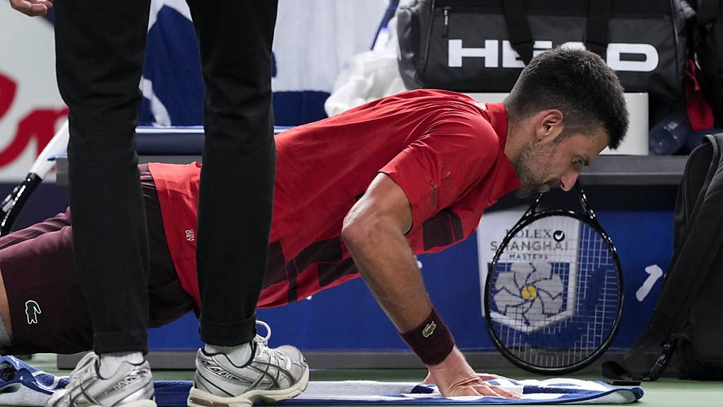 Novak Djokovic während eines Medical Timeouts vor drei Wochen in Schanghai