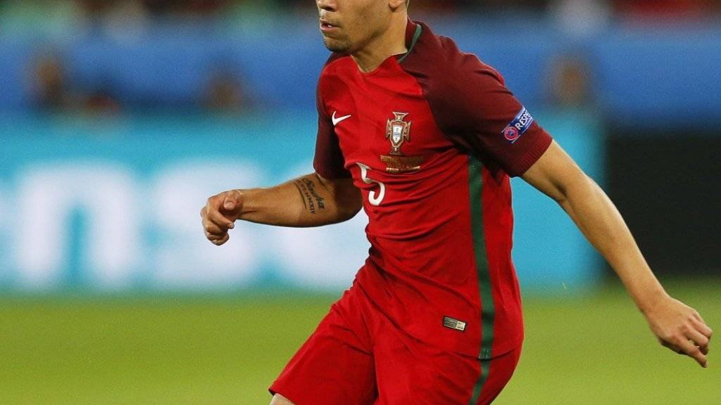 Der portugiesische Internationale Raphaël Guerreiro spielt in der kommenden Saison für Borussia Dortmund