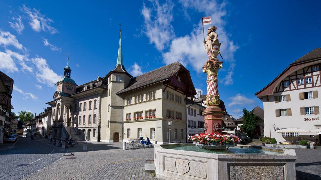 Thutbrunnen mit Blick Richtung Rathaus