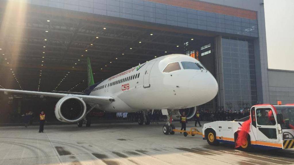 Der C919, das erste in China entwickelte Passagierflugzeug, wird aus dem Hangar in Shanghai gezogen.