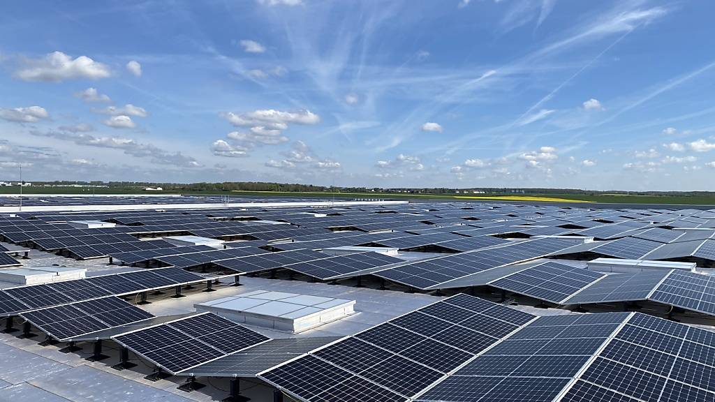 Die Solar-Dachanlage auf einem Industriebau in Beauvais, 80 Kilometer nördlich von Paris.