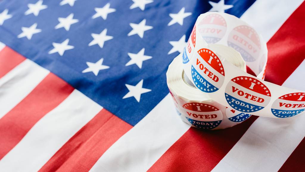 Ich stimme heute Aufkleber rollen, in US-Wahlen auf amerikanische Flagge.