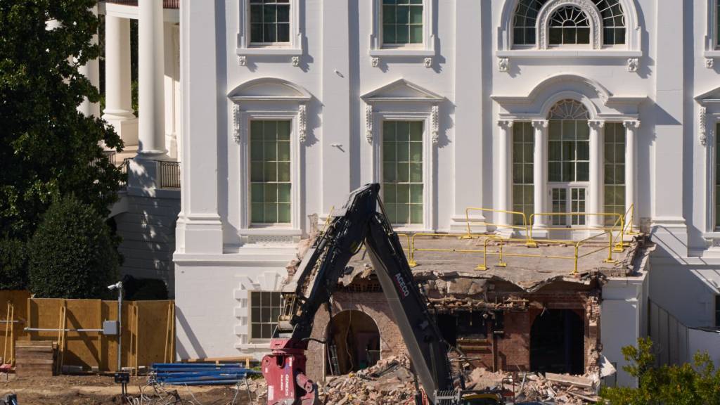 dpatopbilder - Ein Bagger während der Abrissarbeiten an einem Teil des Ostflügels des Weißen Hauses, bevor ein neuer Ballsaal gebaut wird. Foto: Jacquelyn Martin/AP/dpa