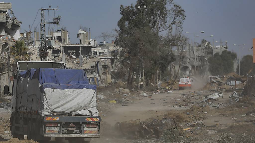 Während der Waffenruhe zwischen Israel und der Hamas fährt ein Konvoi von Krankenwagen und Lastwagen mit Hilfsgütern eine Straße entlang. Die Feuerpause soll nun verlängert werden. Foto: Mohammed Talatene/dpa