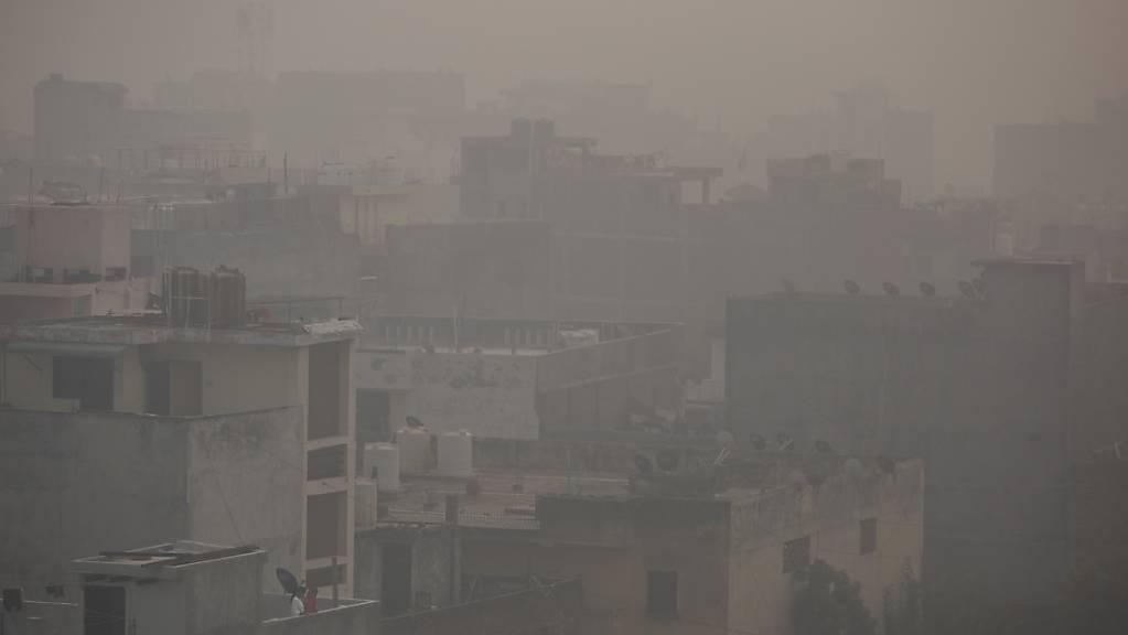 Morgendlicher Dunst und Smog hängt über der Stadt.