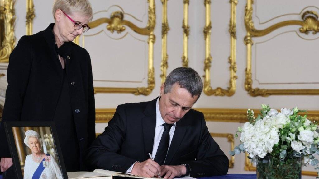 Bundespräsident Cassis und seine Frau Paola haben sich im Kondolenzbuch für Queen Elizabeth II in London eingetragen.