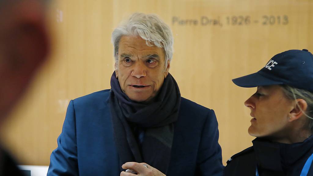  Bernard Tapie (l), französischen Manager, Ex-Minister, Schauspieler und Fussballmanager, kommt in Begleitung einer Polizistin an einem Pariser Gericht an. Ein brutaler Einbruch bei Tapie sorgt für Entsetzen in Frankreich.