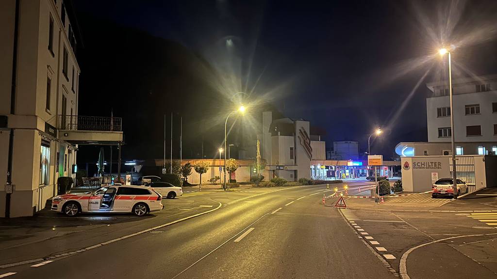 Auf der Bahnhofstrasse in Seewen ist es in der  Nacht auf Samstag zu einer Auseinandersetzung gekommen.