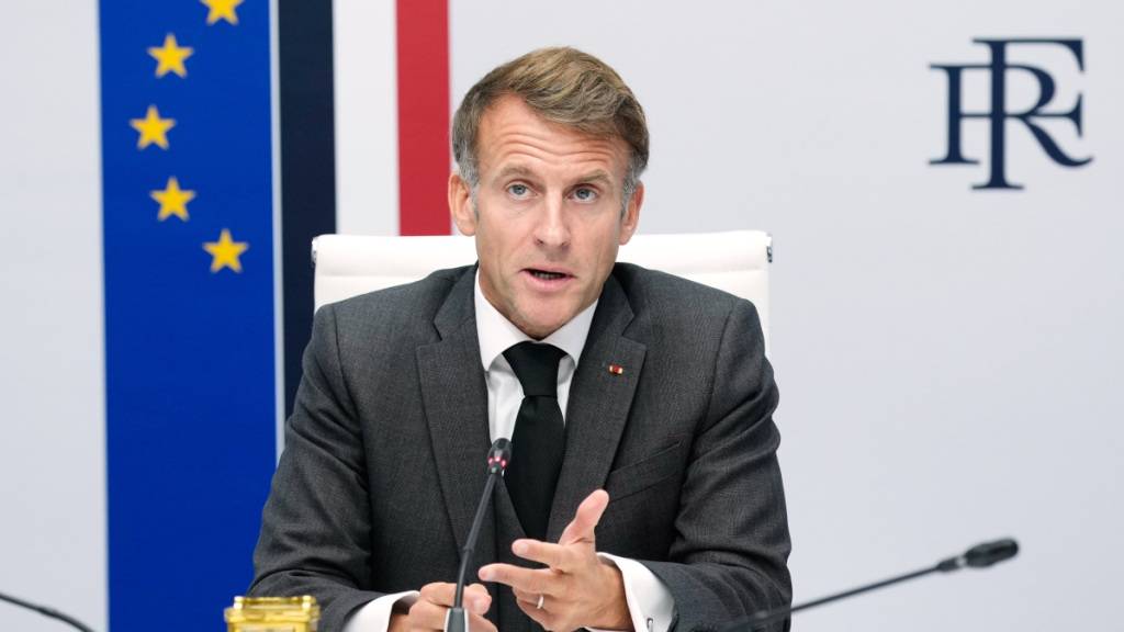 dpatopbilder - Der französische Präsident Emmanuel Macron nimmt an einer Sitzung des Sicherheitsrats im Élysée-Palast in Paris teil. Foto: Teresa Suarez/Pool AP/AP/dpa