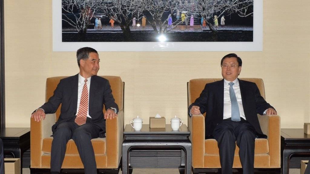 Der Vorsitzende des Nationalen Volkskongresses, Zhang Dejiang (rechts) und Verwaltungschef Leung Chun Ying.