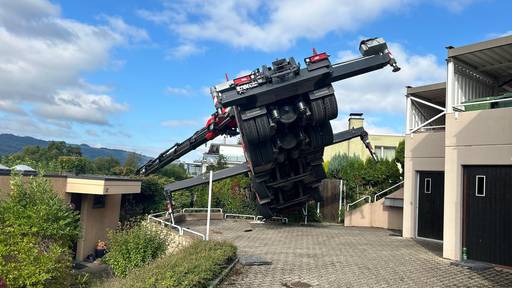 Lastwagen kippt in Oetwil an der Limmat