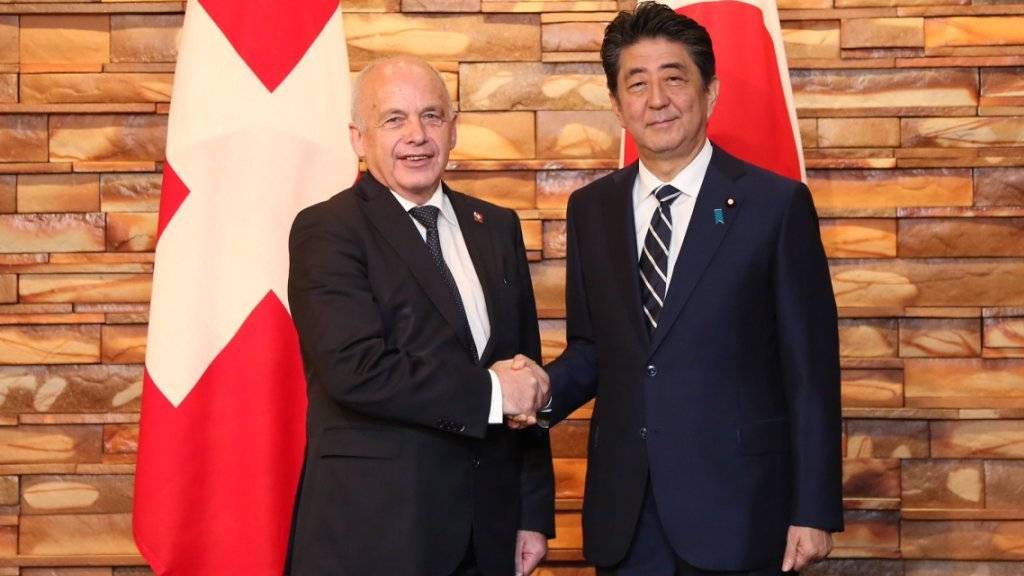 Bundespräsident Ueli Maurer mit dem japanischen Premierminister Shinzo Abe beim Höflichkeitsbesuch am Montag in Tokio.