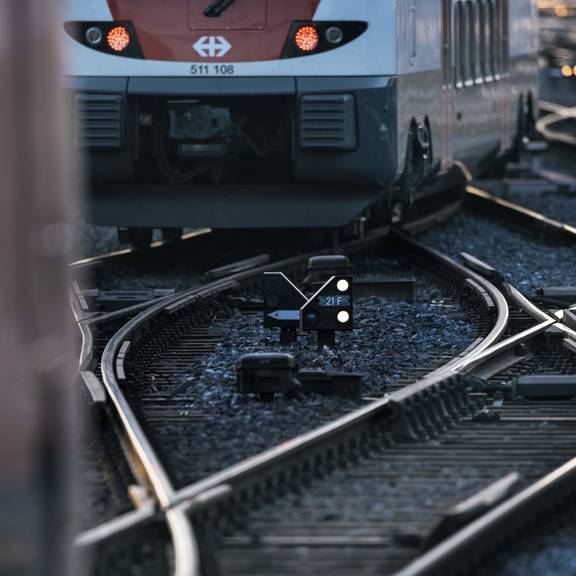 Mann schubst Frau vor einfahrenden Zug – Lokführer kann bremsen