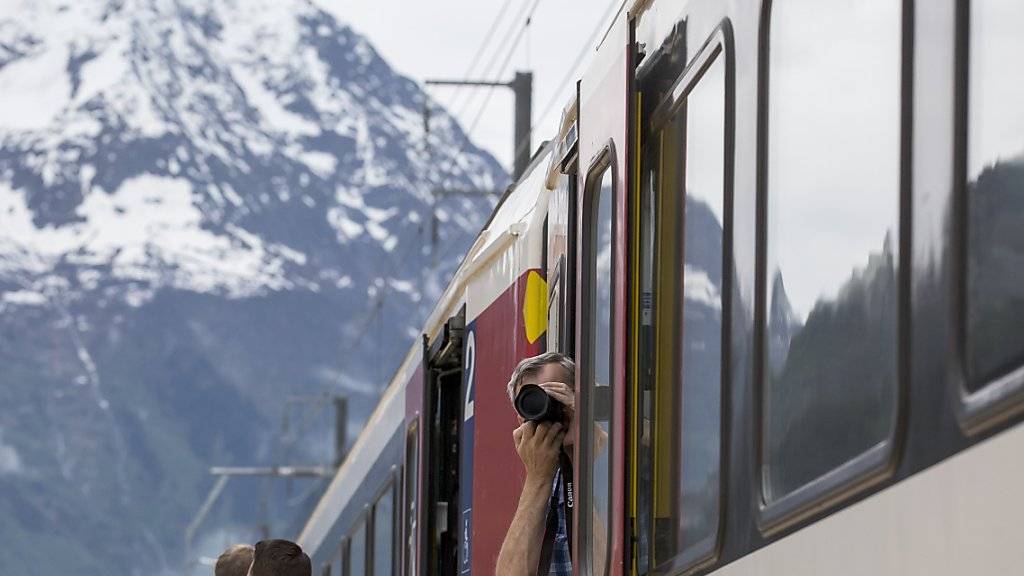 Ein Erinnerungsfoto muss sein. Ein Mann fotografiert aus einem Gotthard-Zug am Volksfest in Rynächt UR.