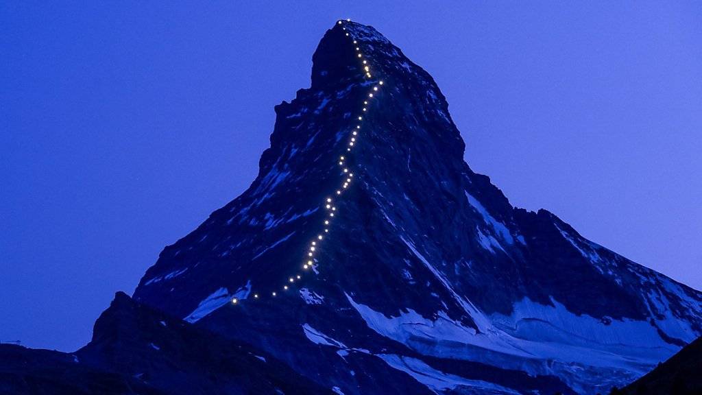 Die Zermatter haben sich nicht zu strengen Regeln hinreissen lassen: Alkohol darf zum Beispiel weiterhin nach Mitternacht in der Öffentlichkeit getrunken werden.