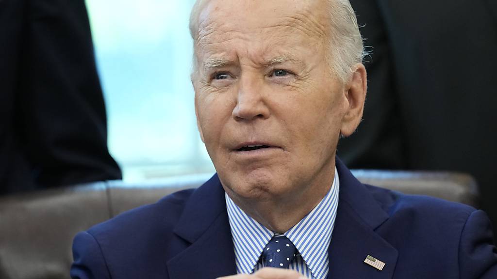 US-Präsident Joe Biden spricht im Oval Office des Weißen Hauses. Foto: Susan Walsh/AP/dpa