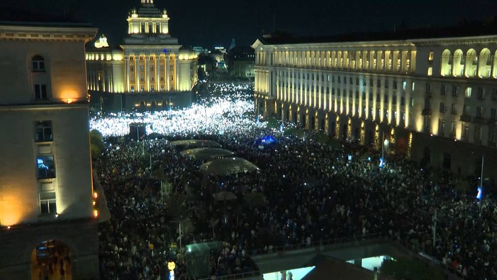 Zehntausende Personen protestieren in Bulgarien gegen Korruption 