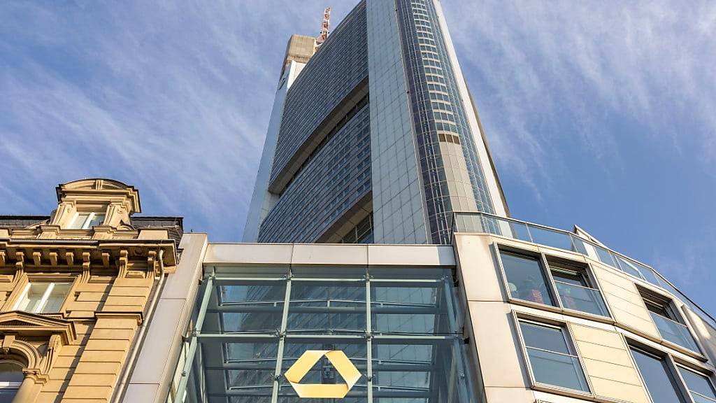 Die Commerzbank - hier die Zentrale in Frankfurt - will hoch hinaus. (Archivbild)