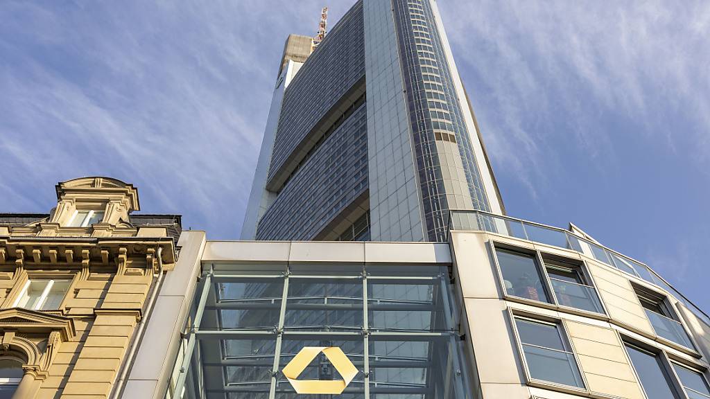 Die Commerzbank - hier die Zentrale in Frankfurt - will hoch hinaus. (Archivbild)