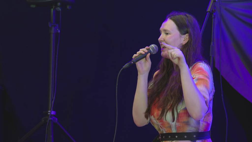Zoë Më singt gemeinsam mit Kindern