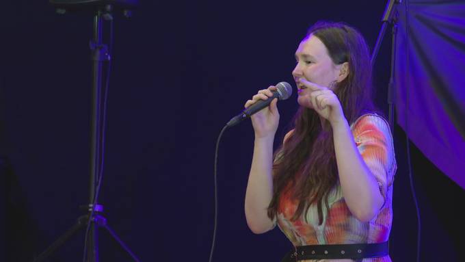 Zoë Më singt gemeinsam mit Kindern