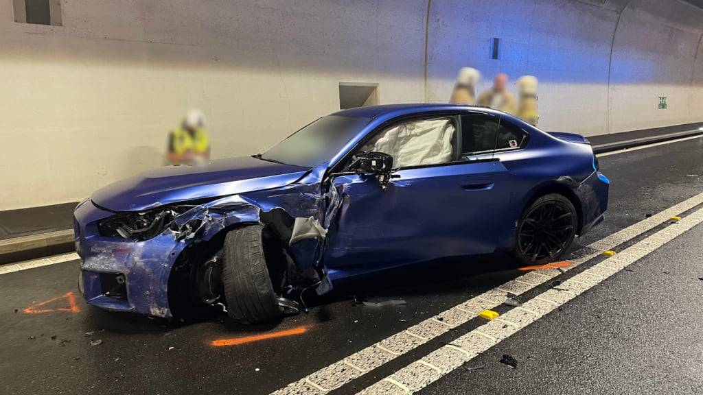 Am Auto der Frau entstand bei der Frontalkollision im Umfahrungstunnel von Roveredo GR wohl Totalschaden.