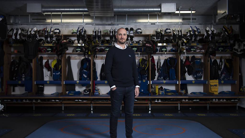 Der Davoser Trainer Christian Wohlwend posiert in der Garderobe, die bereits vor der Saison fertiggestellt war