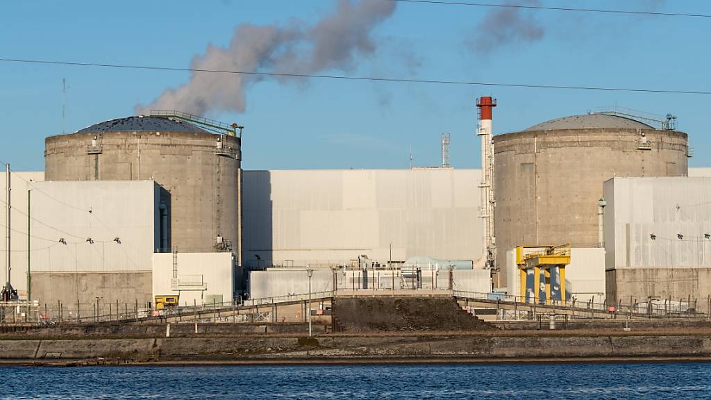 Frankreich setzt massiv auf Atomenergie, um Kohlekraftwerke zu ersetzen und die CO2-Emissionen zu senken. Im Bild: Das AKW Fessenheim am Rhein. (Archivbild)