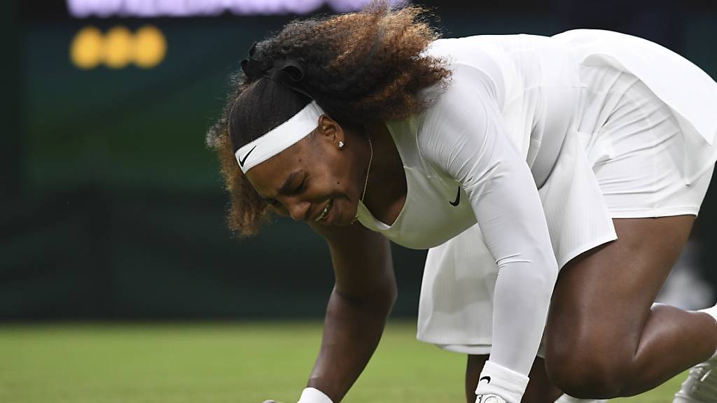 Serena Williams mit schmerzverzerrtem Gesicht.