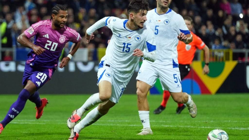 Armin Gigovic (Mitte ) im Einsatz mit Bosnien-Herzegowina im Nations-League-Spiel Mitte Oktober gegen Deutschland