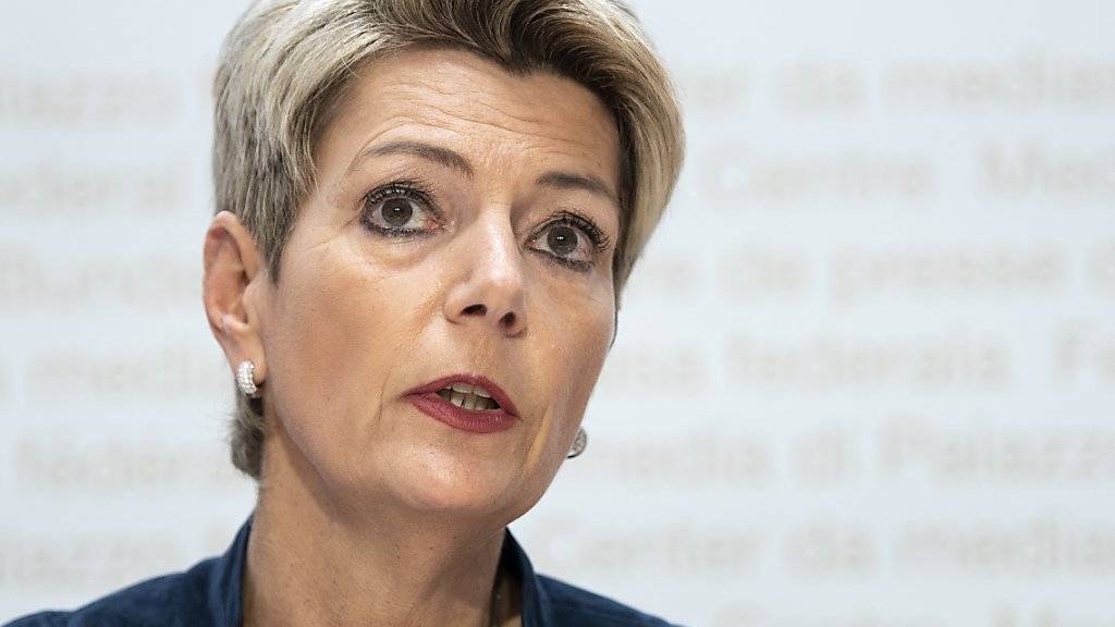 Justizministerin Karin Keller-Sutter präsentiert ein neues Gesetz zum Umgang mit terroristischen Gefährdern. Vorgesehen ist unter anderem Hausarrest.