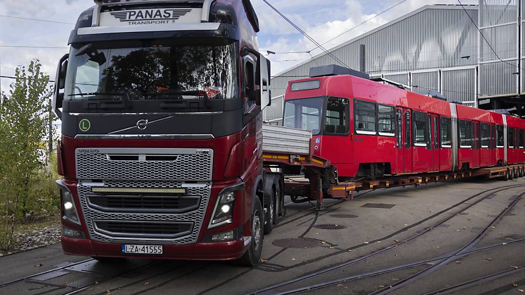 Ein LKW aus Polen mit dem ersten Tram, das von Bern in die ukrainische Stadt Lviv gebracht wird und dabei am Dienstag, 1. Oktober die Gemeinde Erlinsbach SO durchquert hat.