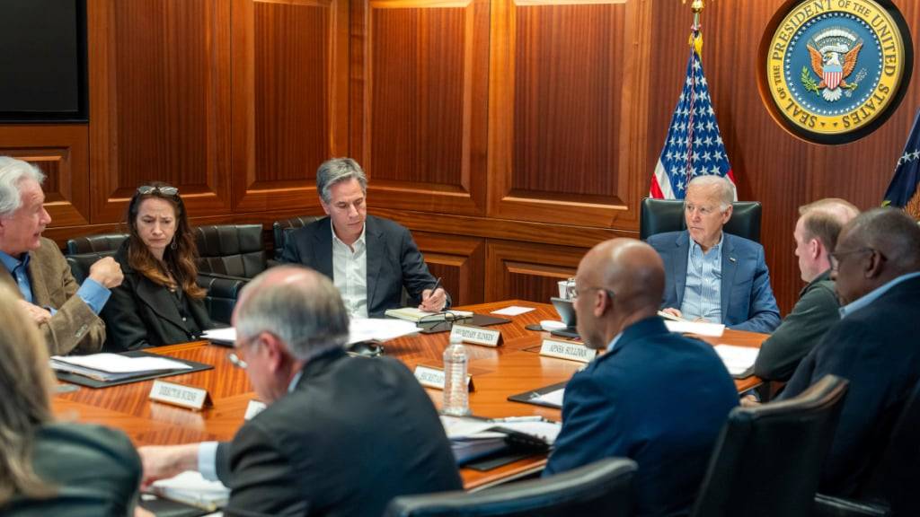 dpatopbilder - HANDOUT - Auf diesem vom Weißen Haus veröffentlichten Bild trifft sich US-Präsident Joe Biden (3.v.r) mit Mitgliedern des Nationalen Sicherheitsteams im Situation Room des Weißen Hauses, um über die bevorstehenden Raketenangriffe des Iran auf Israel zu sprechen. Foto: Adam Schultz/The White House/AP/dpa - ACHTUNG: Nur zur redaktionellen Verwendung und nur mit vollständiger Nennung des vorstehenden Credits