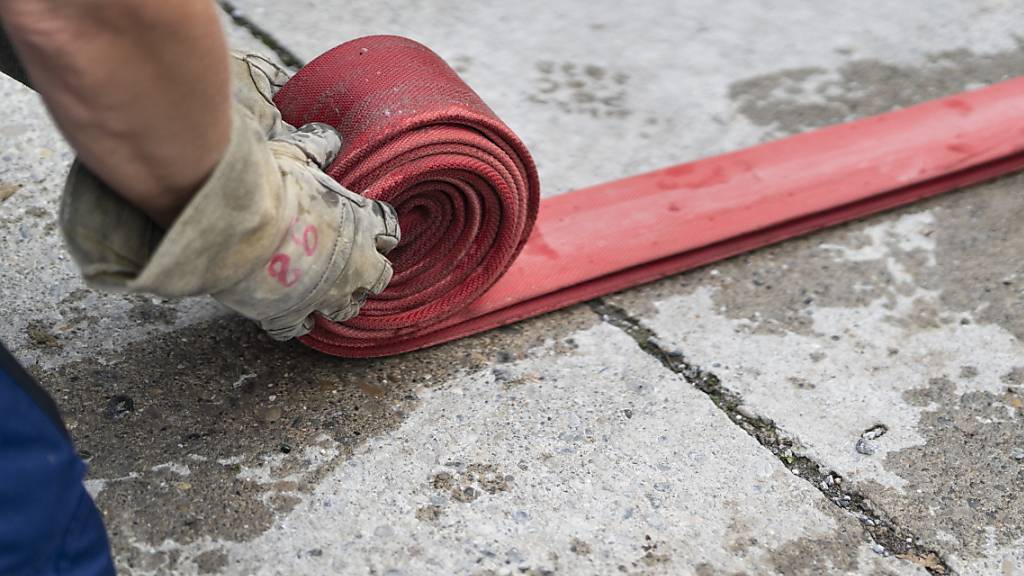 Schutz & Rettung Zürich sowie die Stadtpolizei Zürich rückten am Donnerstag zu einem Wohnungsbrand im Stadtzürcher Kreis 6 aus. Eine Person musste in kritischem Zustand ins Spital gebracht werden. (Symbolbild)
