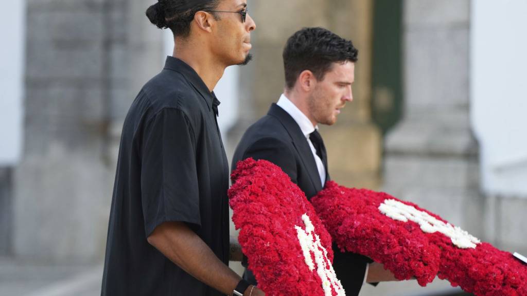 Liverpools Kapitän Virgil van Dijk (links) trug ein Blumengebinde mit Diogo Jotas Rückennummer 20.
