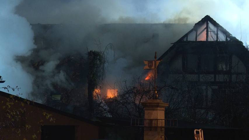 Hindelbank (BE): Grossbrand zerstört Mehrfamilienhaus - zwei Katzen sterben in Flammen