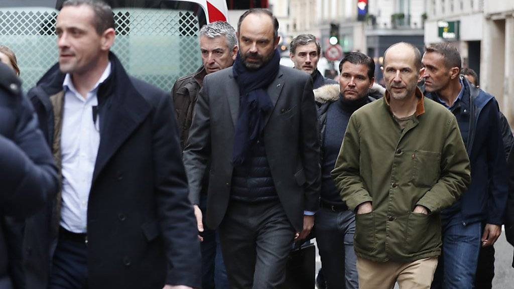 Premierminister Édouard Philippe (Mitte) begab sich in Paris zum Unglücksort.