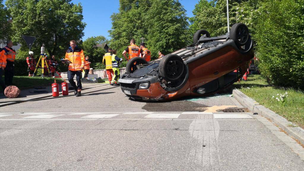 Eine 70-jährige Lenkerin verunfallte am Freitag in Dietlikon. Die Feuerwehr musste sie aus dem Auto bergen.