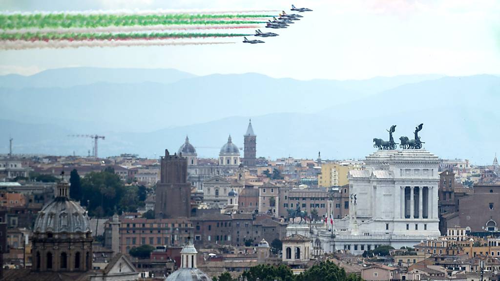 Die Kunstflugstaffel «Frecce Tricolori» fliegt am Nationalfeiertag über die Stadt. Foto: Roberto Monaldo/LaPresse via ZUMA Press/dpa Foto: Roberto Monaldo/LaPresse via ZUMA Press/dpa