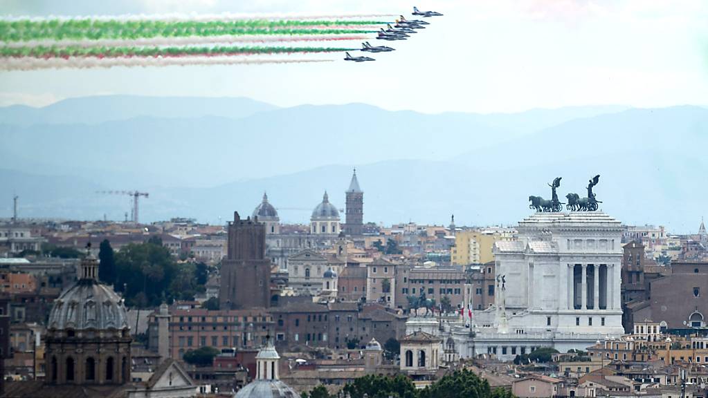 Die Kunstflugstaffel «Frecce Tricolori» fliegt am Nationalfeiertag über die Stadt. Foto: Roberto Monaldo/LaPresse via ZUMA Press/dpa Foto: Roberto Monaldo/LaPresse via ZUMA Press/dpa
