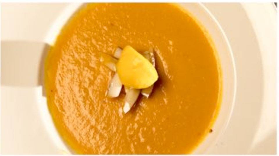 Rüebli-Ingwersuppe mit Mangosorbet